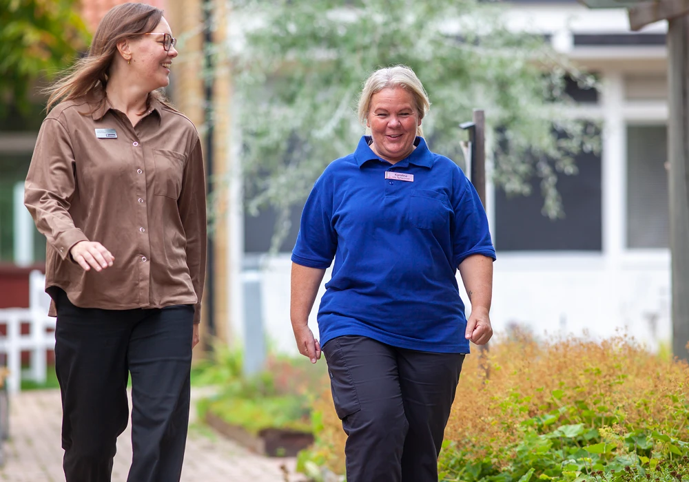 Maria Ekfeldt och Karoline Wisén promenerar tillsammans som återhämtning.