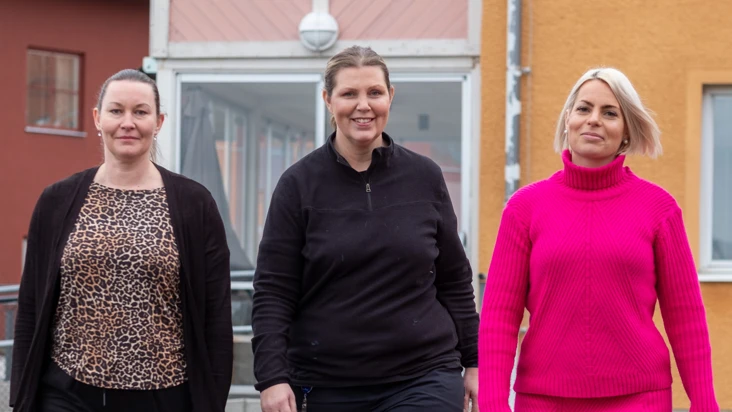 Enhetschef Sandra Edesberg, skyddsombud Johanna Schönning och socialchef Isabella Piva Hultström jobbar med Chefoskopet. 