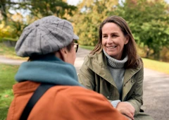 Två kvinnor som samtalar utomhus. Bild ur verktyget Forskning på 5 - återhämtning i praktiken.