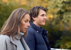 En man och en kvinna går bredvid varandra.