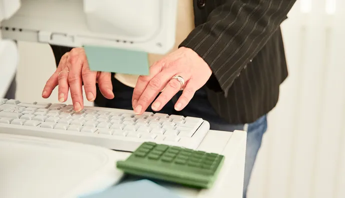 Händer som skriver på ett tangentbord.