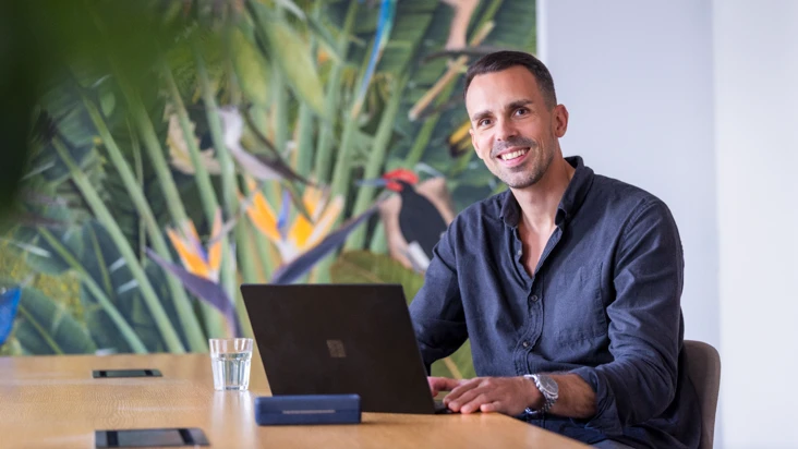 En medarbetare på Suntarbetsliv håller vägledning.