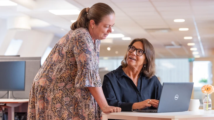 Två medarbetare på Suntarbetsliv håller vägledning i Friskfaktorlinjen.
