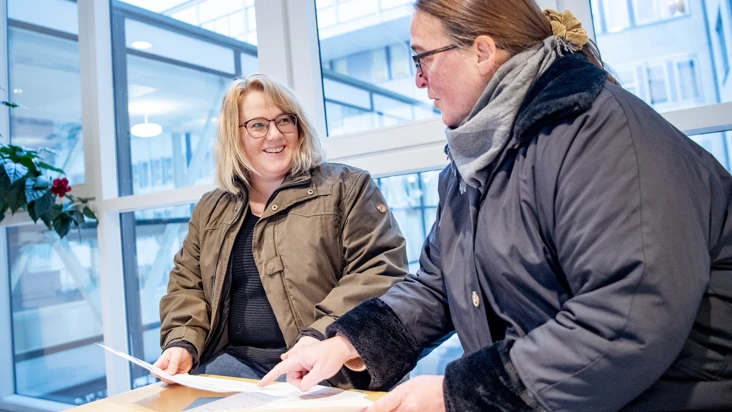 Två kvinnor i region Dalarna pratar om samverkansavtalet.