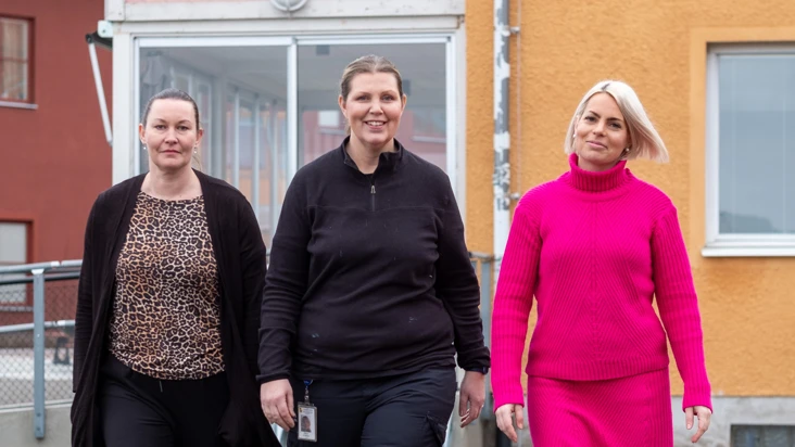 Tre kvinnor går utomhus, mot kameran.