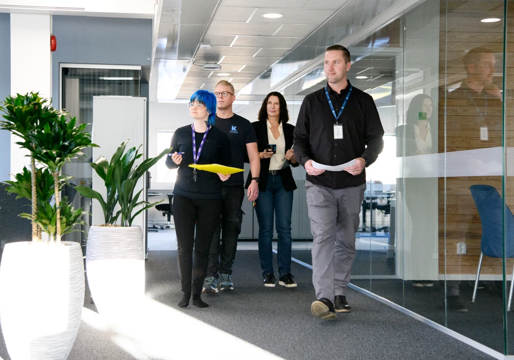 Skyddskommittén ser sig omkring i lokalerna.