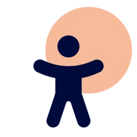 En person som håller ett stort orange föremål i sina händer.