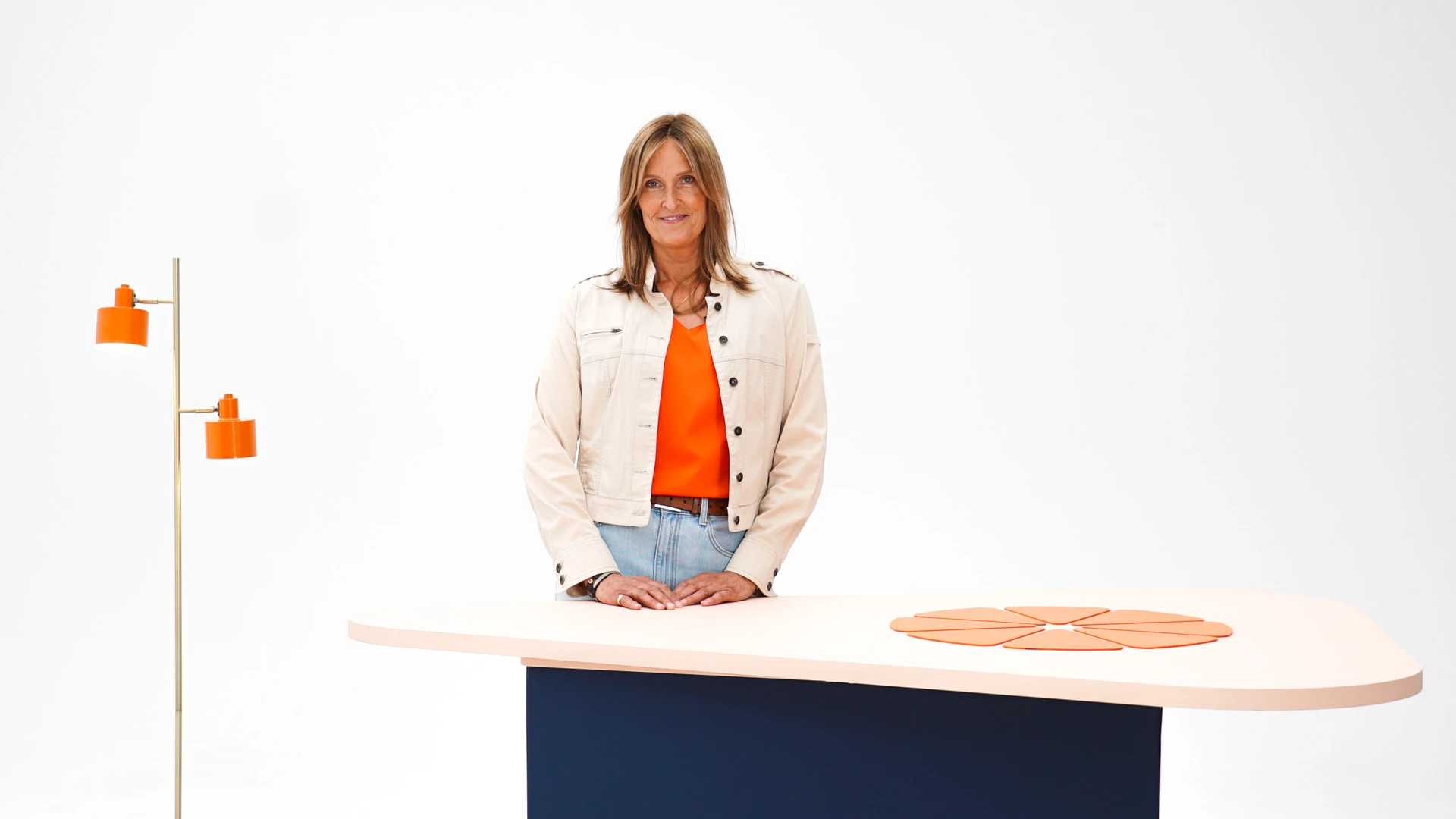 Programledaren Petra Bollvik står bakom ett bord.