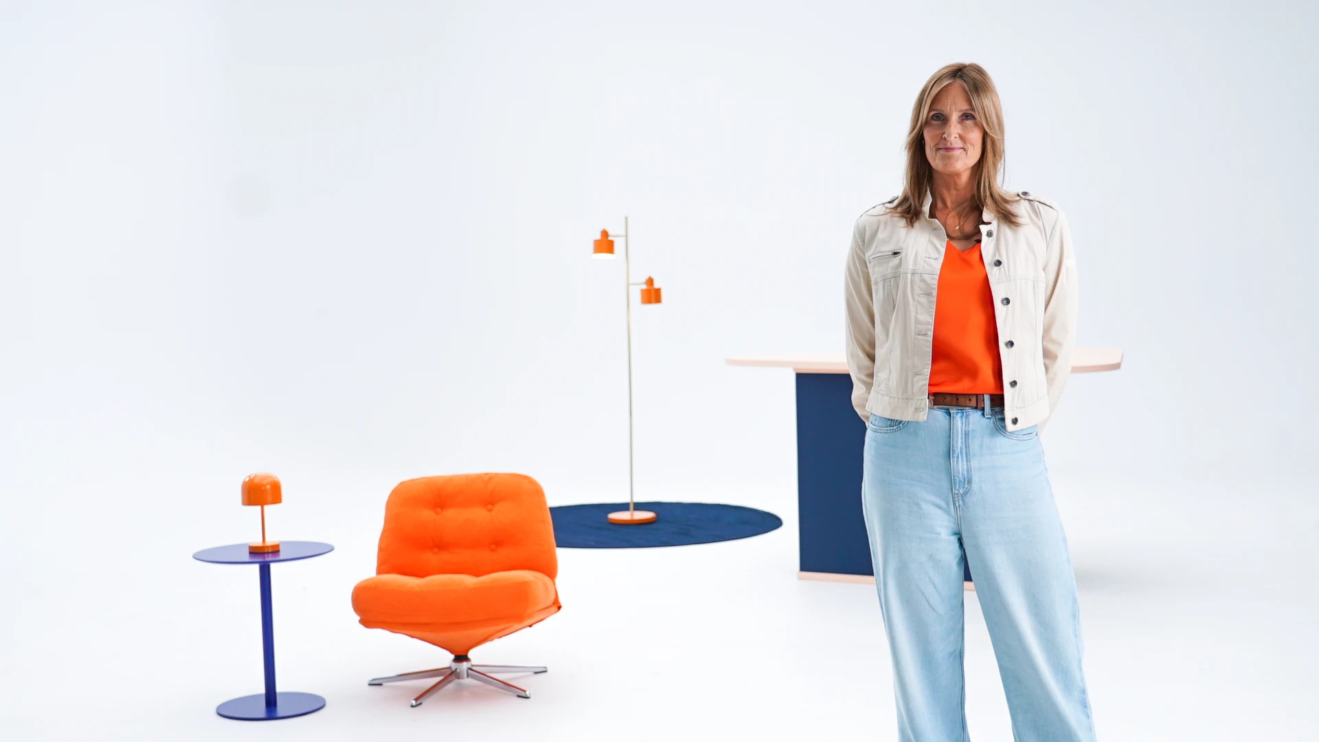 Programledaren Petra Bollvik står i studion.