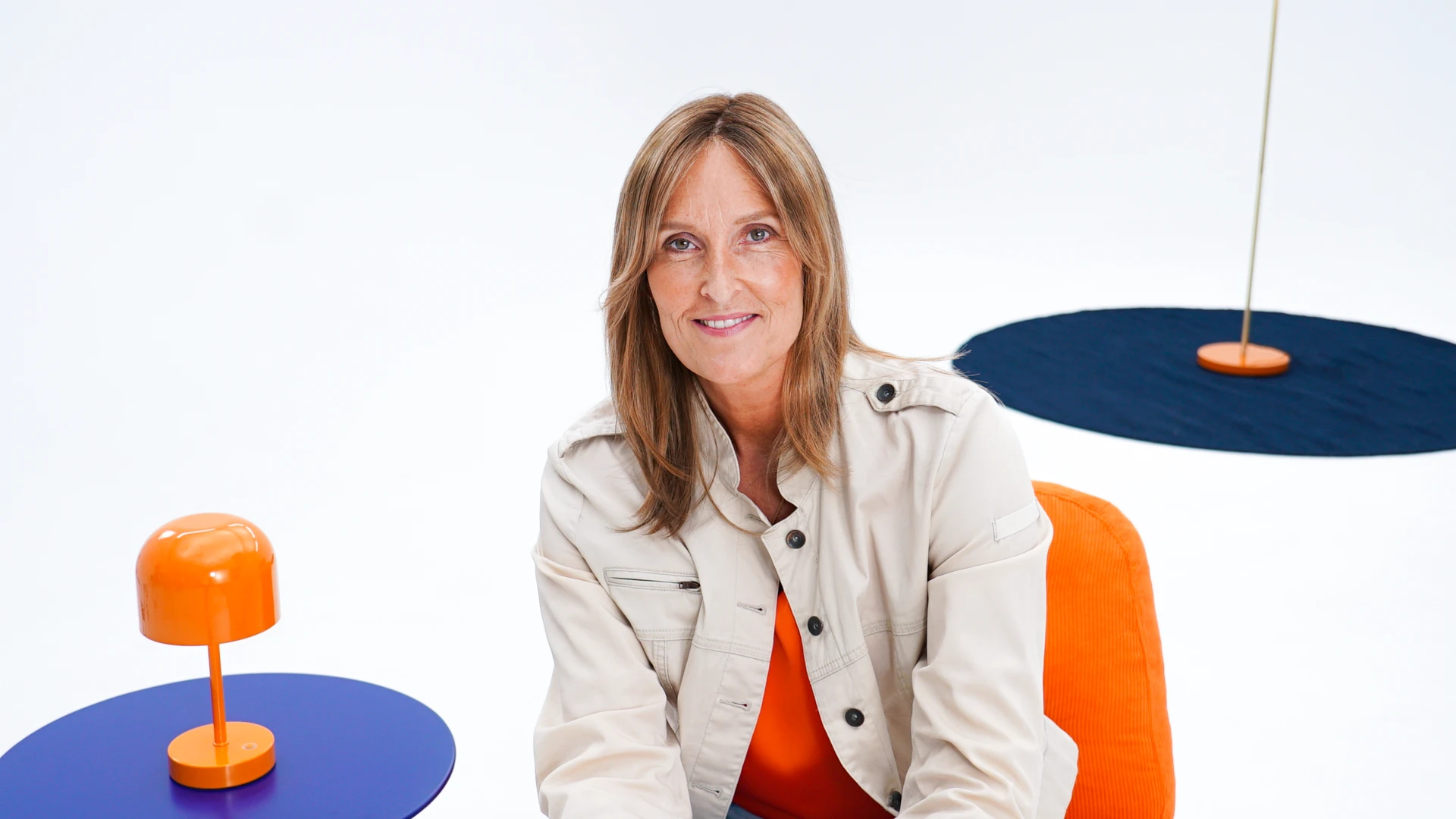 Programledaren Petra Bollvik sitter i studion.