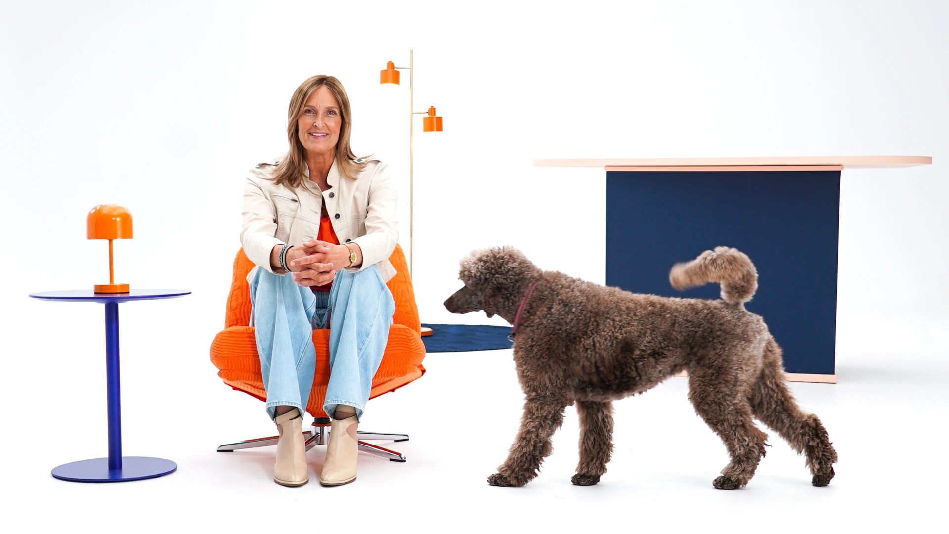 Programledaren Petra Bollvik med hennes hund.