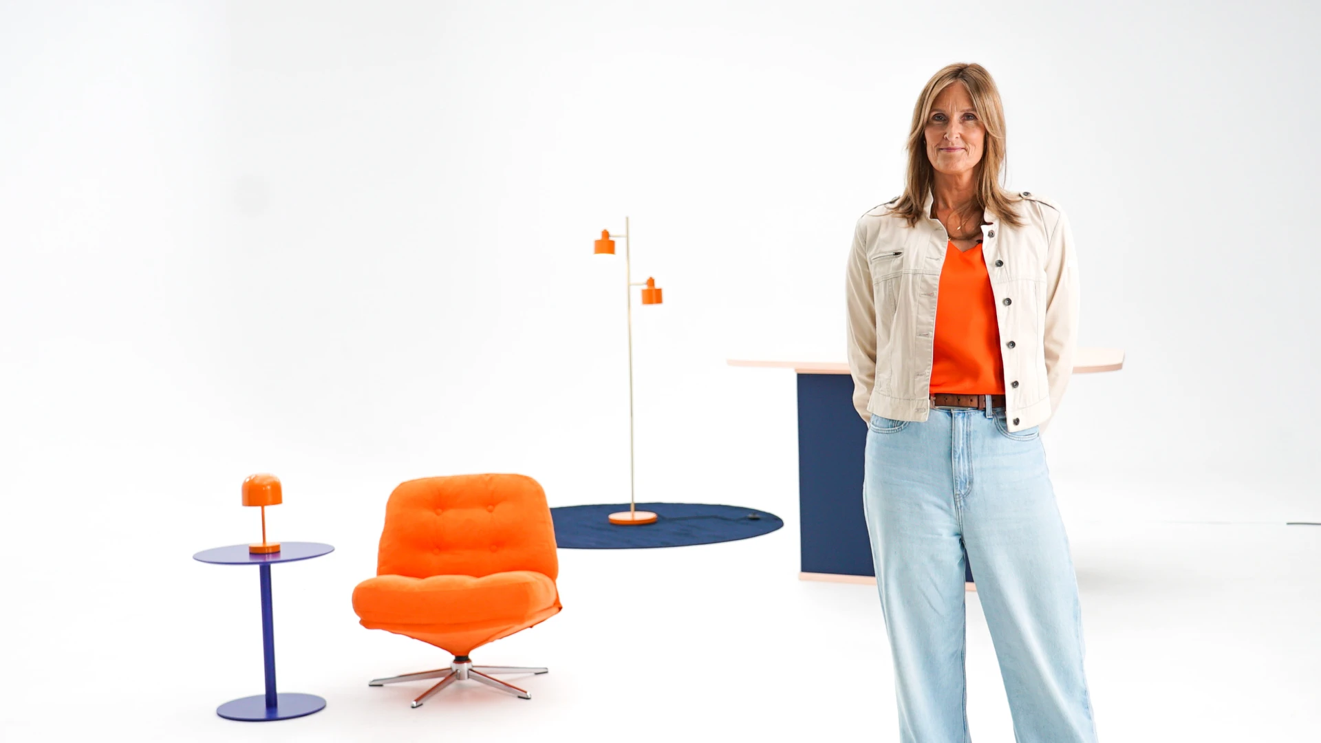 Programledaren Petra Bollvik står i studion.