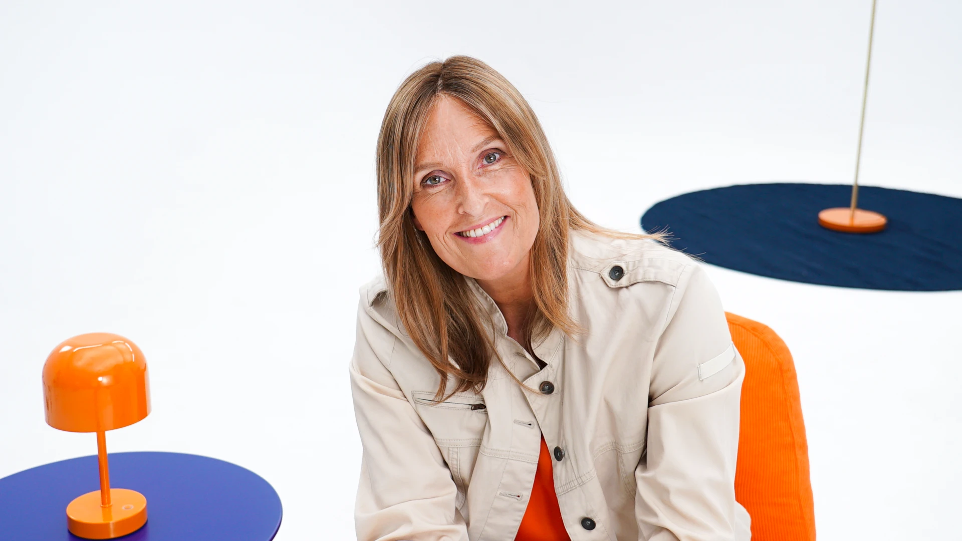 Programledaren Petra Bollvik sitter i studion.