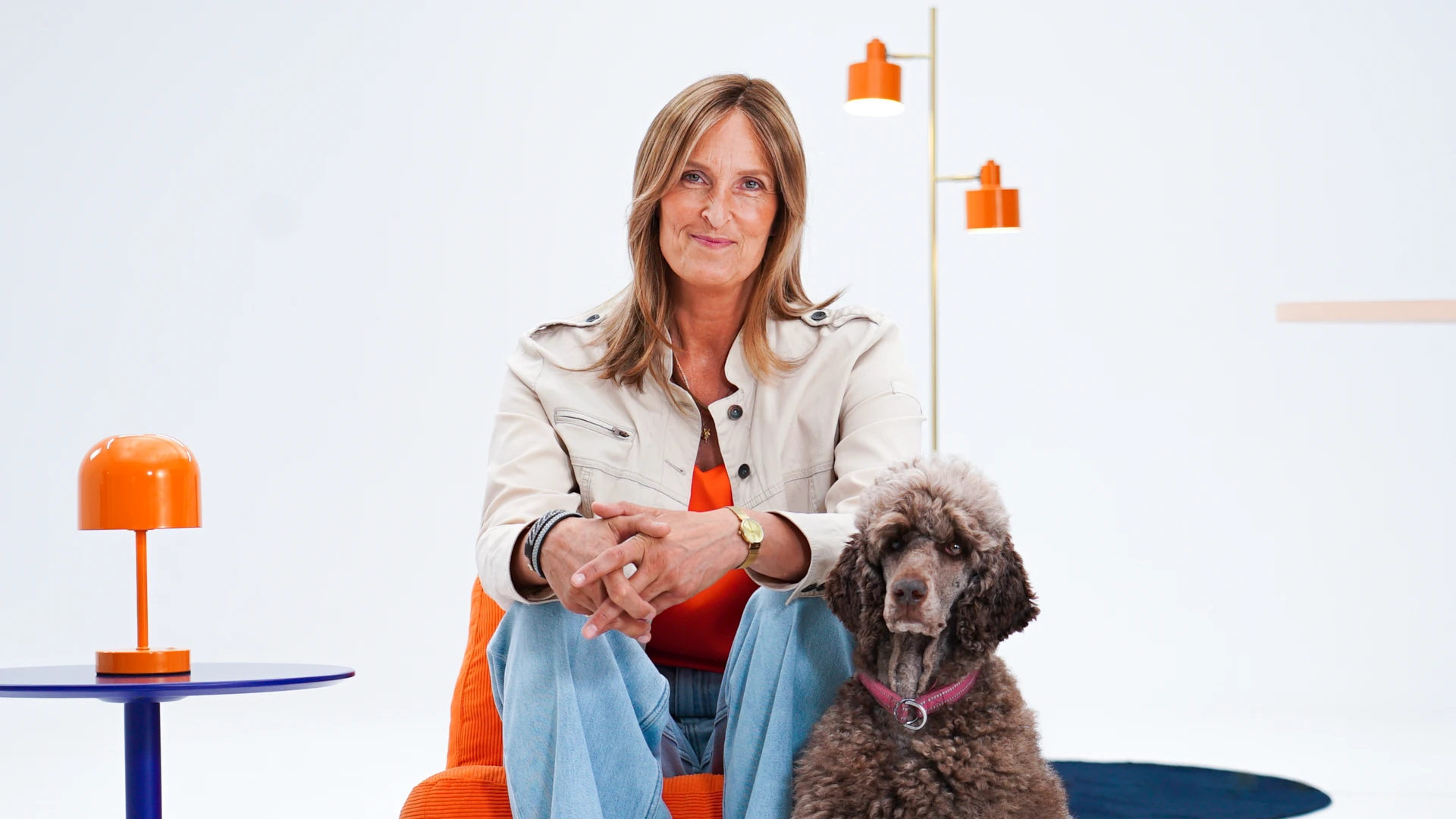 Programledaren Petra Bollvik med hennes hund.