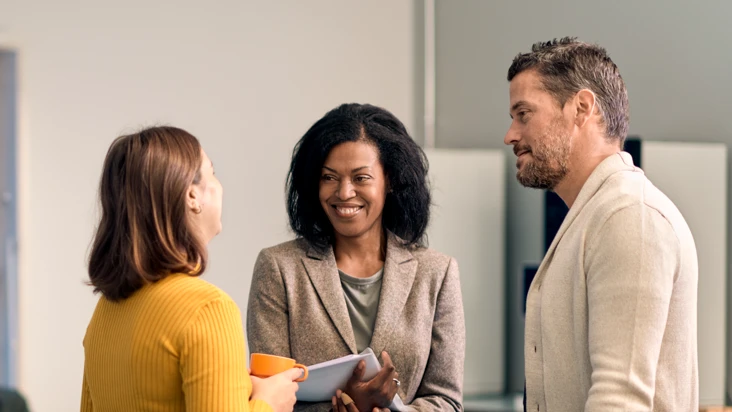 En grupp m&auml;nniskor som st&aring;r i ett rum.