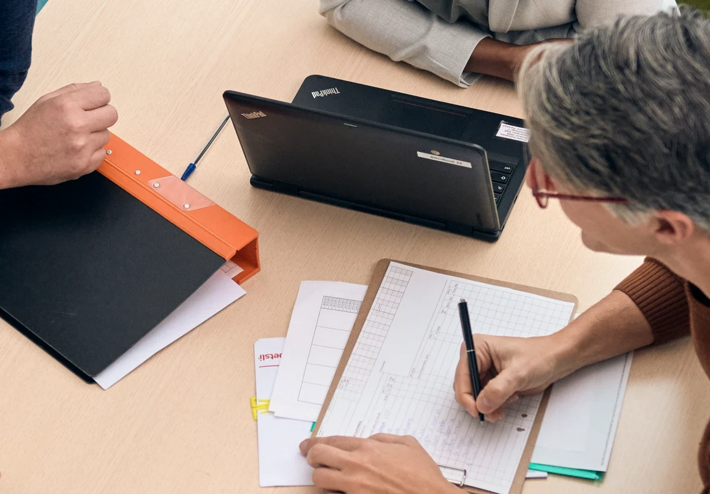 En grupp människor som sitter runt ett bord