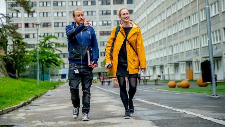 En man och en kvinna går längs en gata.