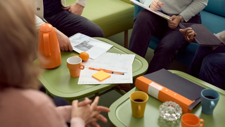 En grupp m&auml;nniskor som sitter runt ett bord.