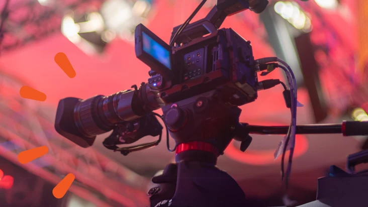 En filmkamera fotad i grodperspektiv.