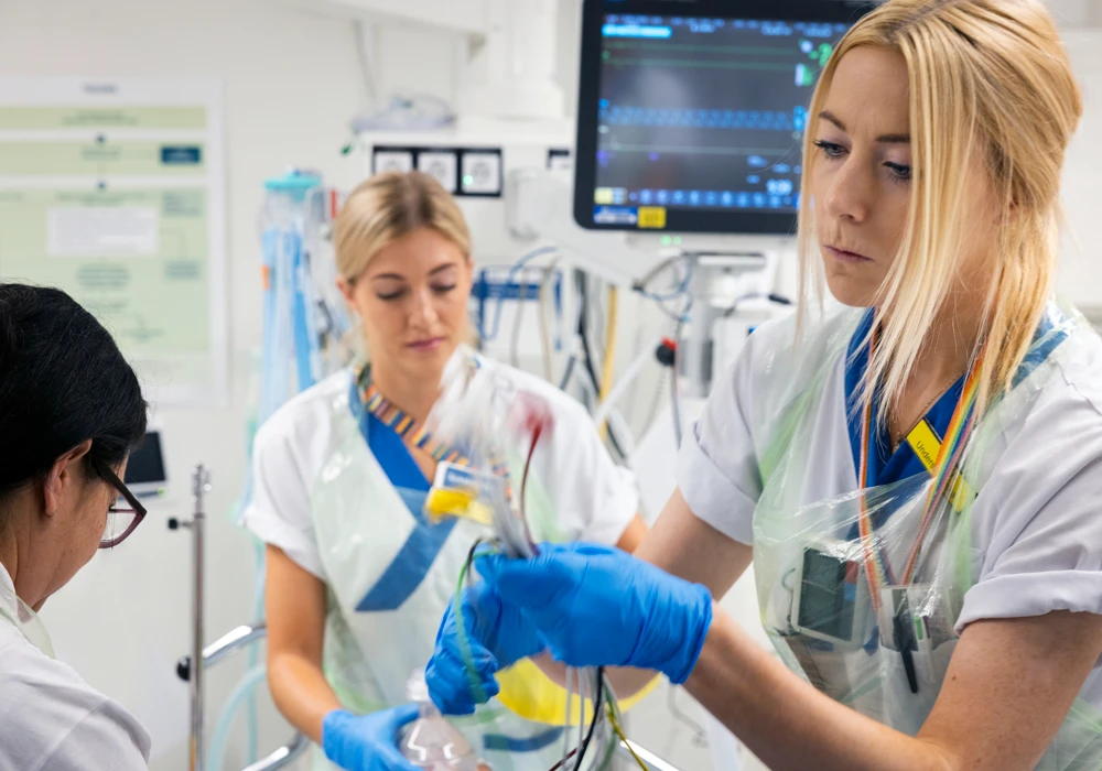 Vårdpersonal tar hand om akutpatient på akutmottagning.