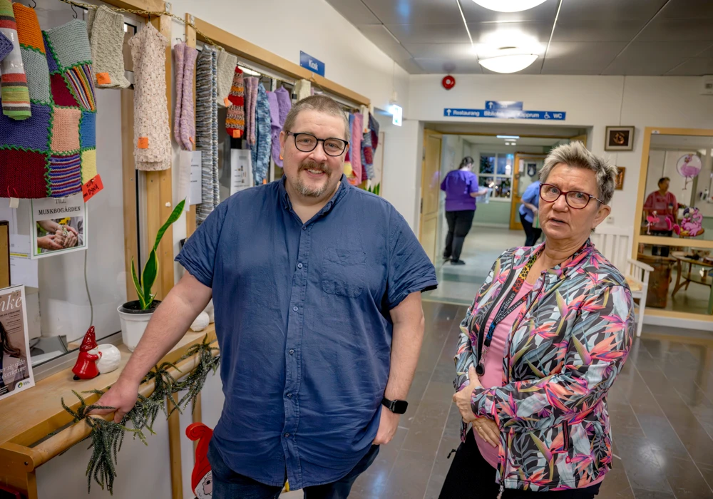 Två chefer, en man och en kvinna, i korridor på äldreboende.