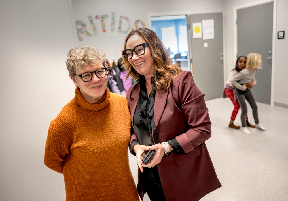 Skyddsombud och rektor i skolkorridor på Röda Berga i Smedjebacken.
