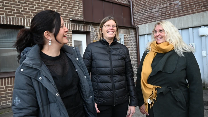 Tre kvinnor som arbetar i Bor&aring;s.