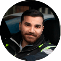 Raffat Al-Asam kör hemtjänstens bil.