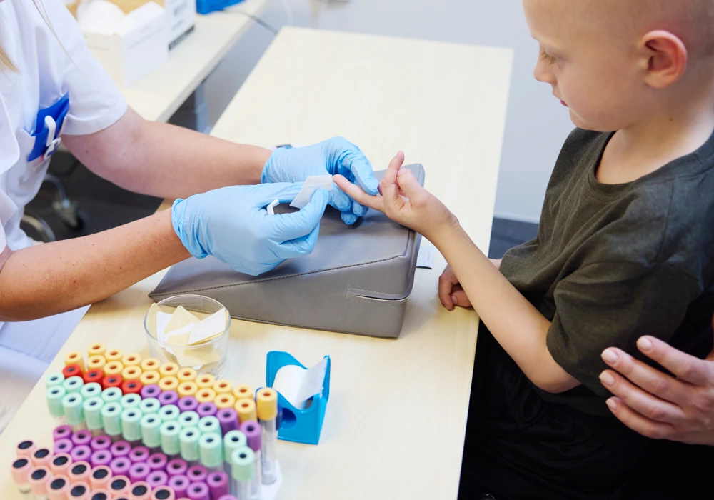 En sköterska tar blodprov på ett barn, en av många rutiner i vården.