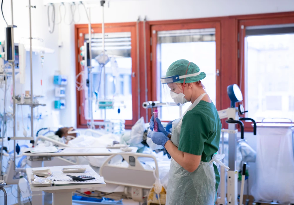 En medarbetare arbetar inne på en intensivvårdsavdelning.