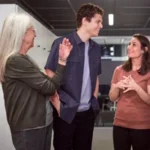 En grupp människor som står runt varandra