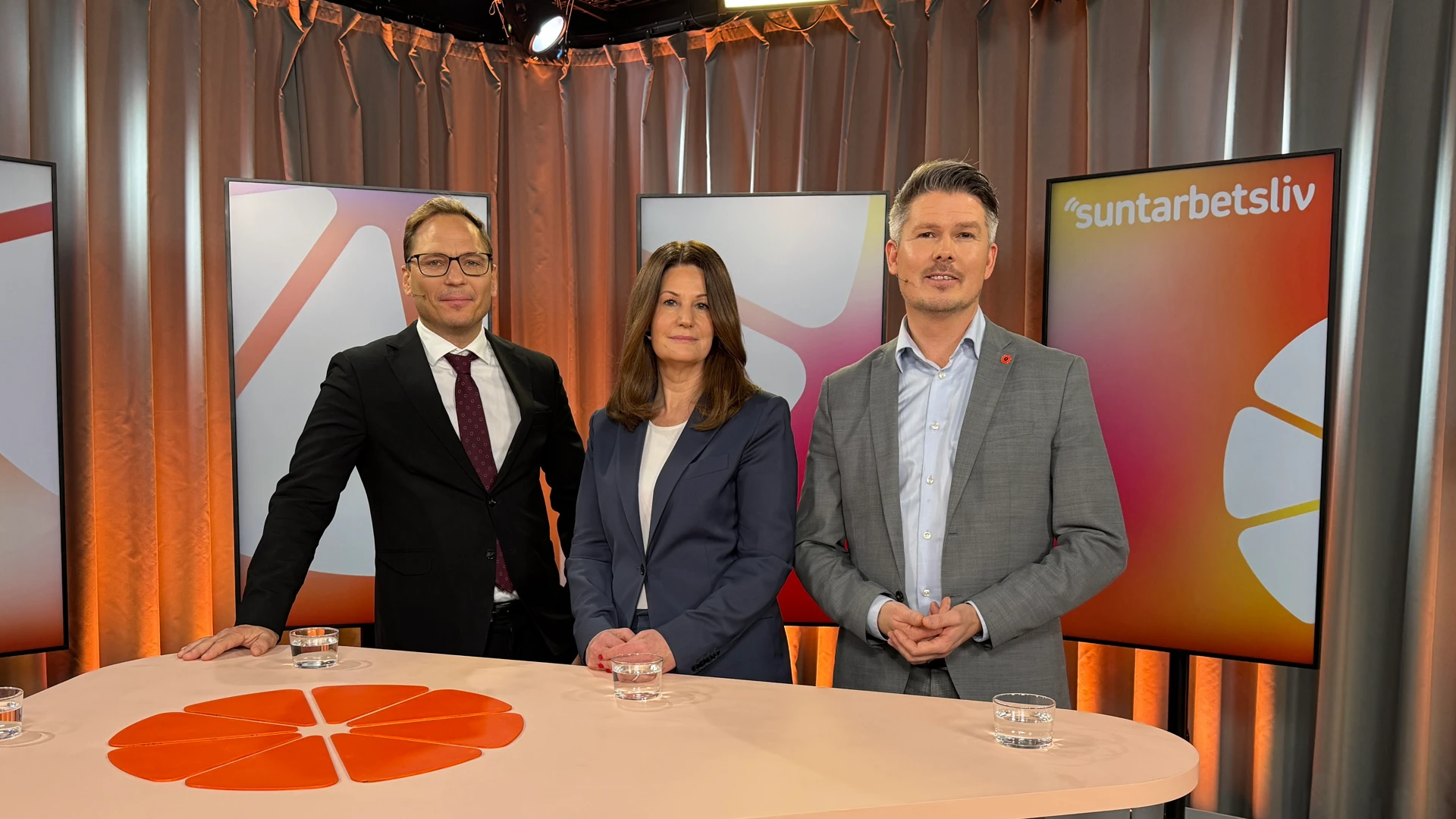 Tre personer st&aring;r i studion inf&ouml;r inspelningen av Studio Friskfaktor.