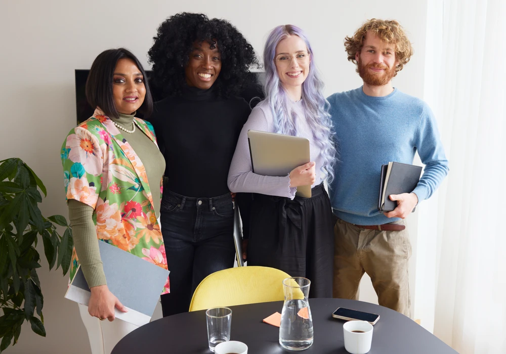 En grupp människor som står runt ett bord.