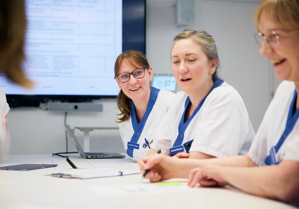 En grupp sjuksköterskor har möte.