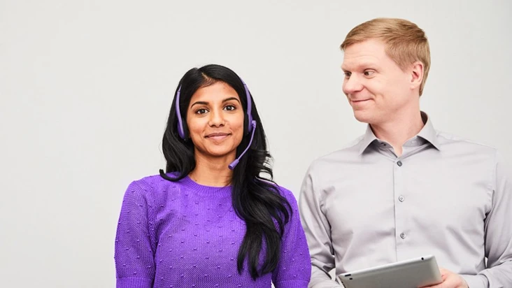 En man och en kvinna som st&aring;r bredvid varandra.