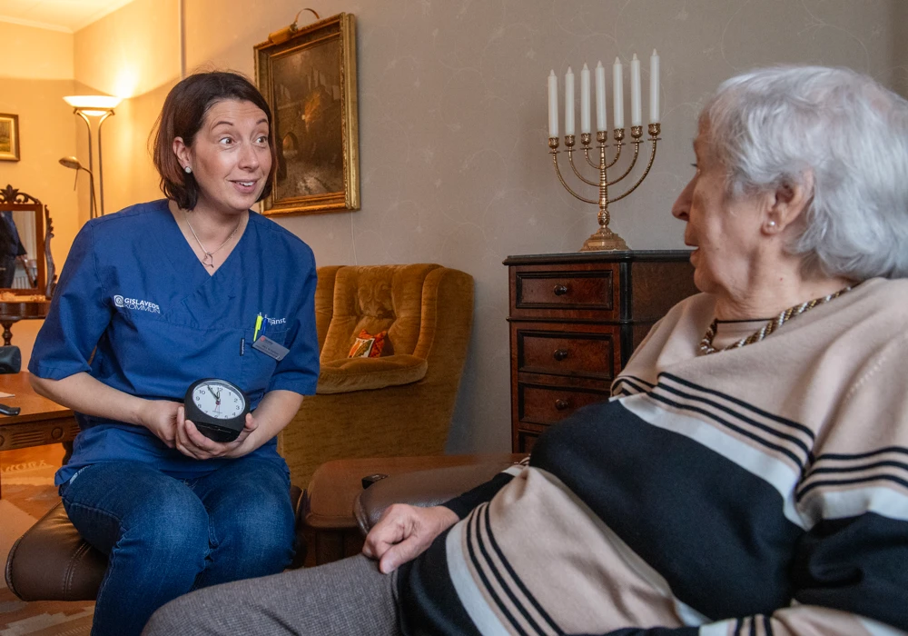 Enhetschefen Eva-Lotta Axelsson arbetar även i hemtjänsten hemma hos brukare.