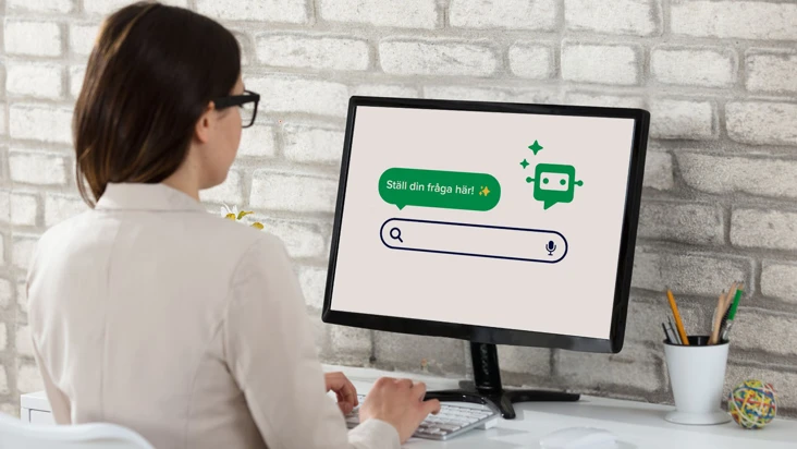 En kvinna sitter framf&ouml;r en dator, med AI-assistenten Sesam p&aring; sk&auml;rmen.
