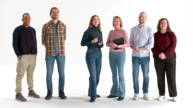 En grupp m&auml;nniskor som st&aring;r bredvid varandra.