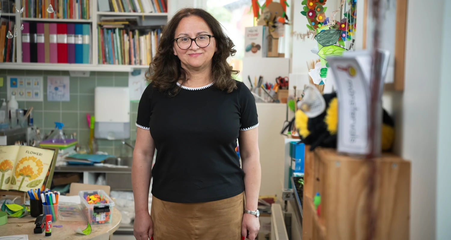 Porträttbild Aleksandra Cotra, rektor som lyssnar strategiskt.