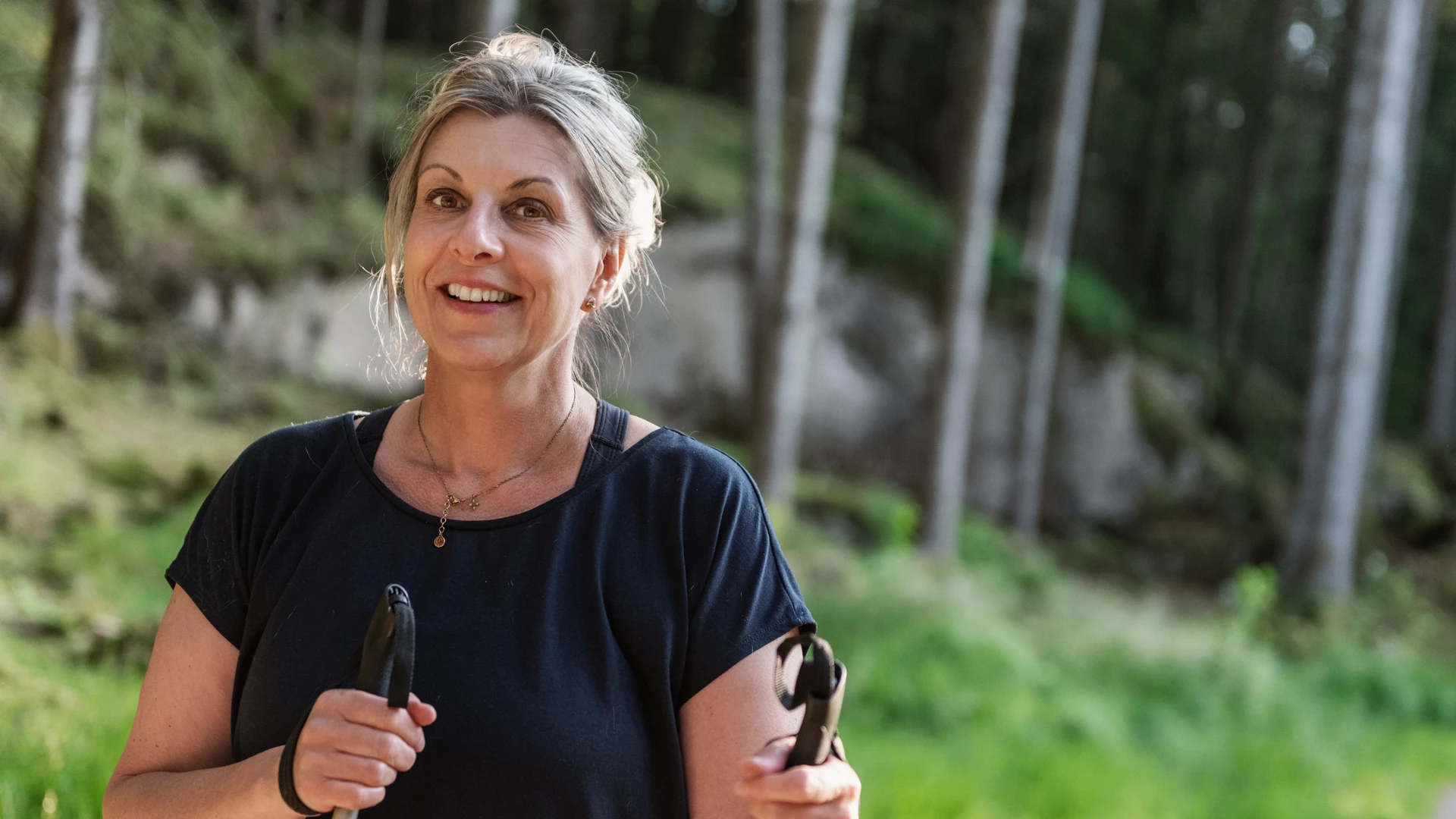 En kvinna som är ute och går i naturen.