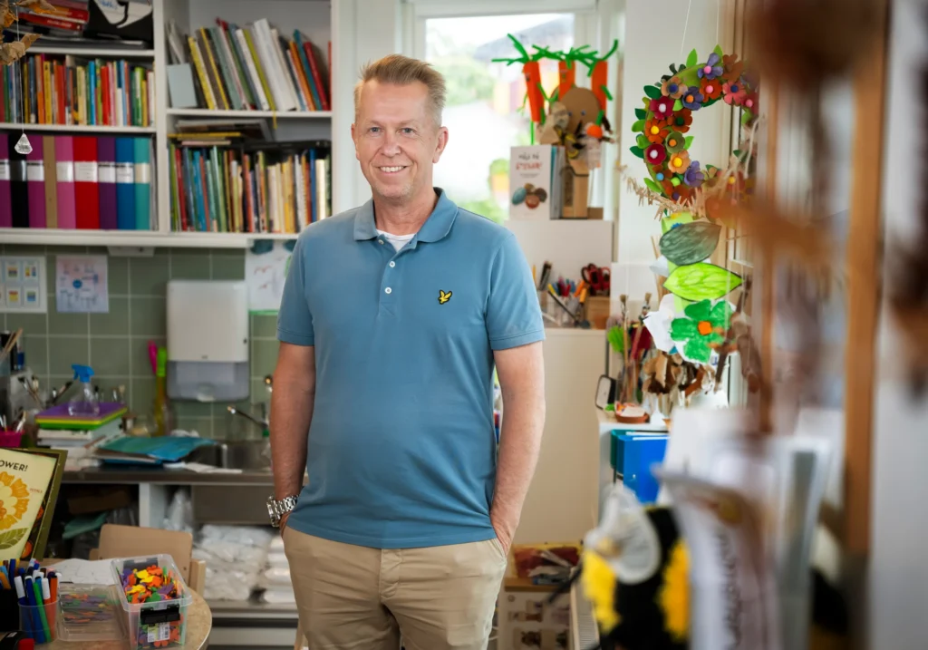 Halvporträtt Johan Olofson, förskoledirektör som lovordar strategiskt lyssnande.