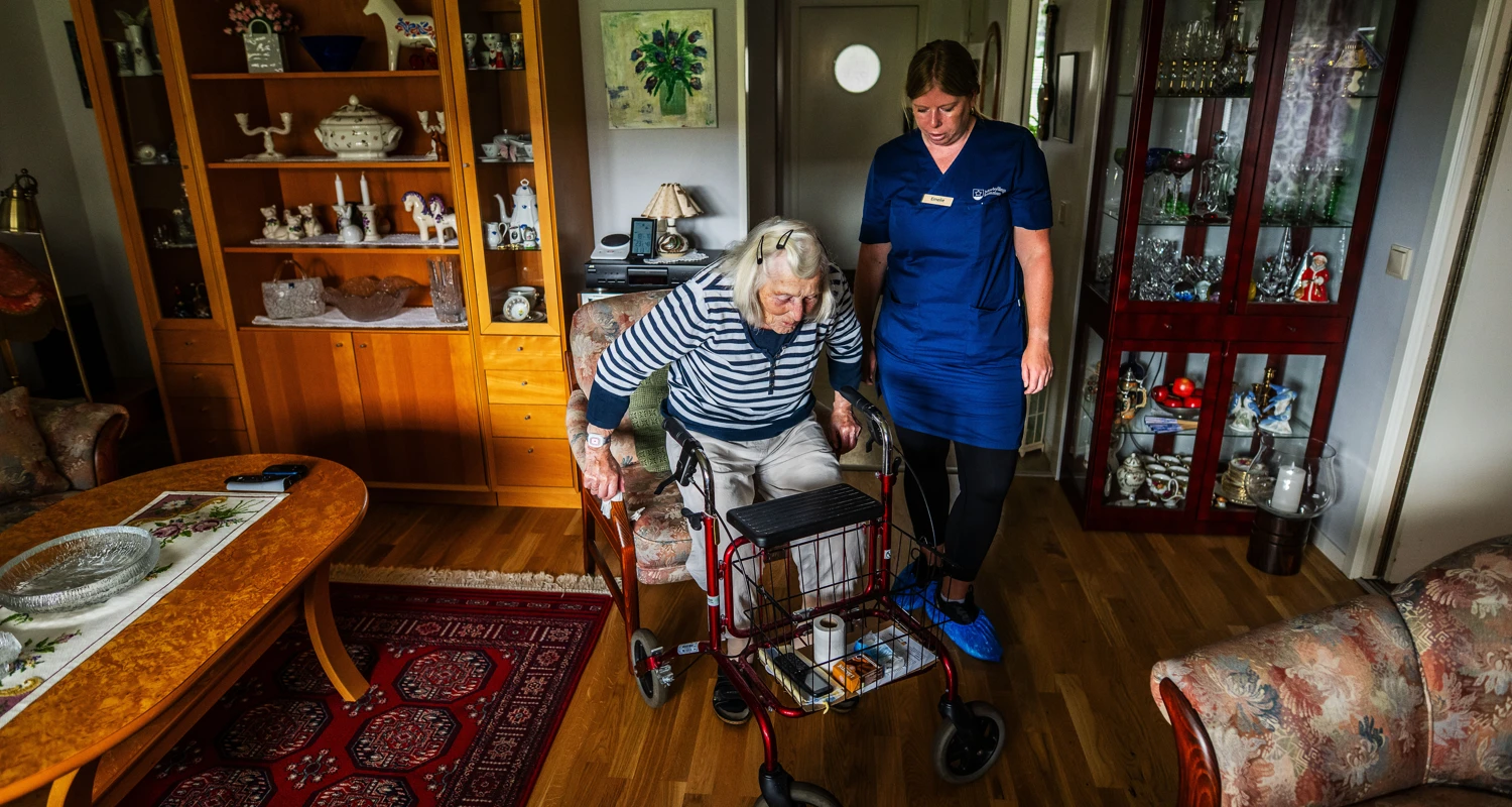 Undersköterskan Emelie Fransson hemma hos en brukare.