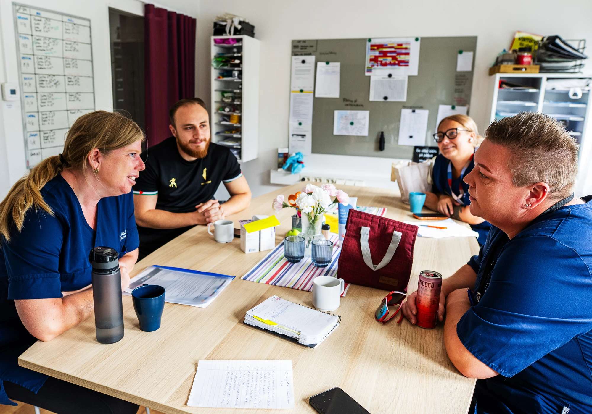 Hemtjänstteam i Mörbylånga samtalar runt bordet i sin lokal i Färjestaden.