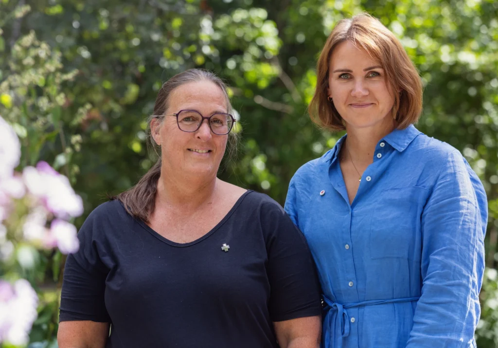 Huvudskyddsombudet Marion Vaeggemose och förhandlingschefen Jenni Forselius tillsammans utomhus.