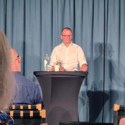 Forskaren Theo Bodin talar vid ett seminarium i Almedalen.