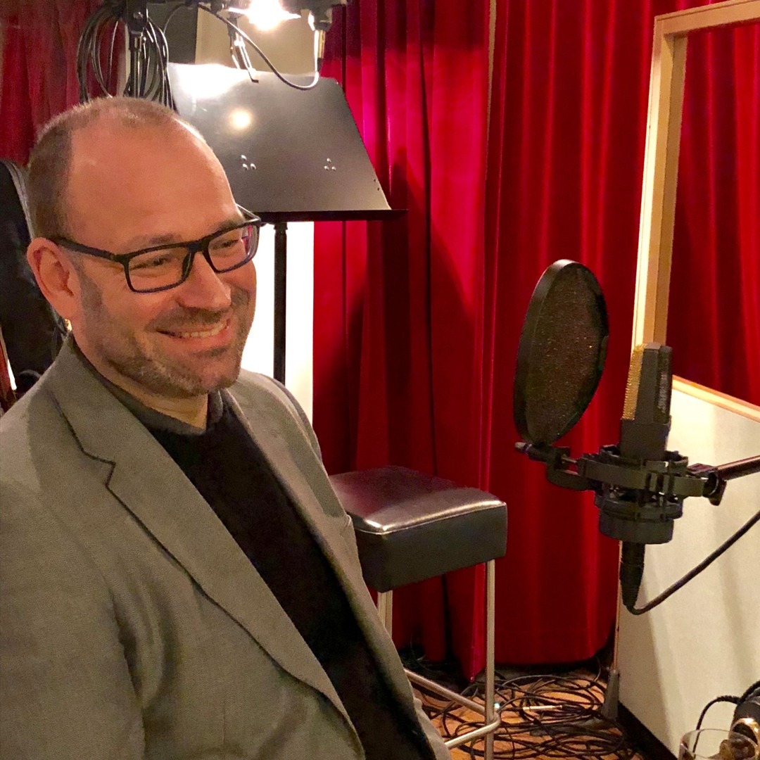 Forskaren och psykologen Stefan Blomberg spelar in podd i en studio
