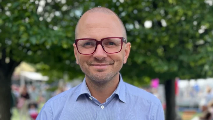 Portr&auml;tt av forskaren Theo Bodin utomhus i somrig milj&ouml;.