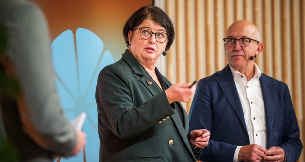 Heike Erkers, Vårdförbundet, och Anders Henriksson, SKR, pratade om friskfaktorer som väg till bättre arbetsmiljö.